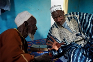 Idrissa et son marabout, Abderhaim Mjack, âgé aujourd’hui (en 2014) de 85 ans (crédit photo : Gaël Turine)..